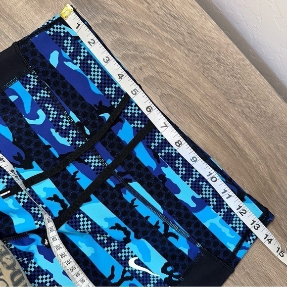Nike Dri Fit Women’s Sz M Camo Blue 22” Capri Tights Activewear Pants - Picture 8 of 10